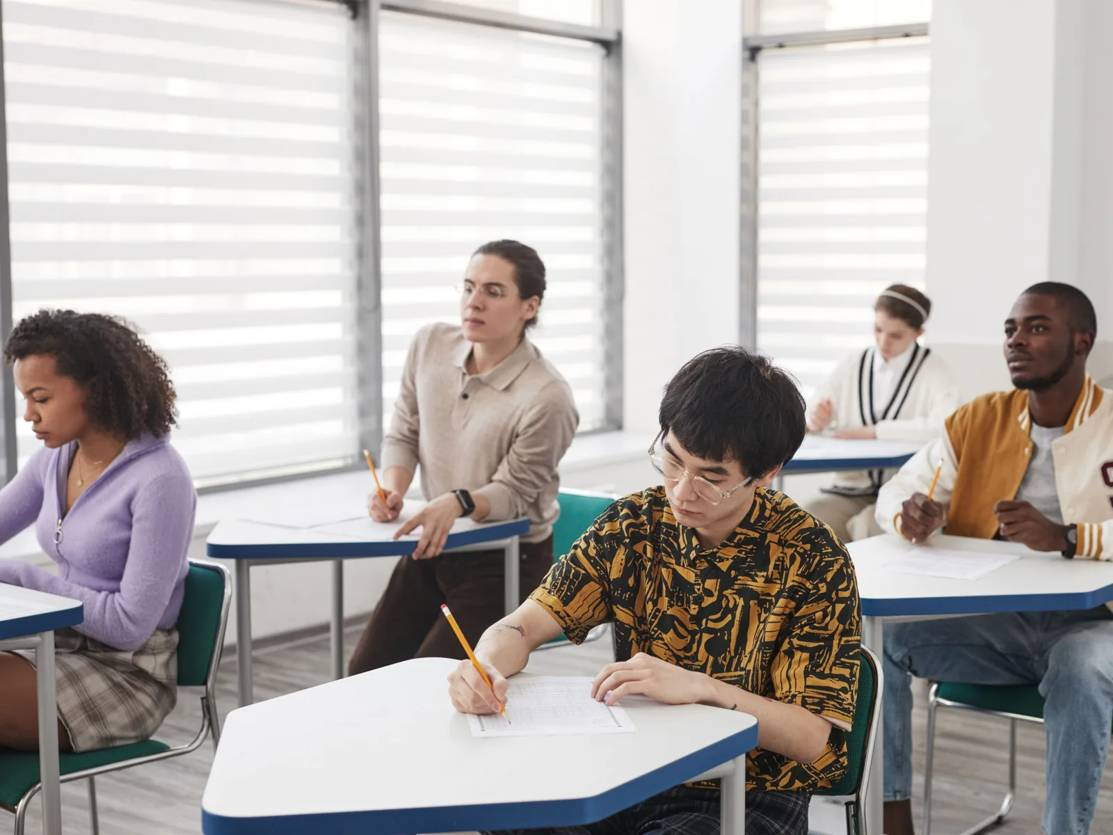 Trois stagiaires assises en amphithéâtre, leurs certificats posés devant elles